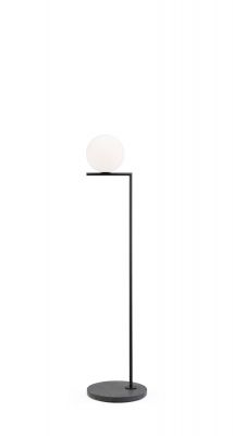 Schwarze IC Lights Stehleuchte von Flos für Innen und Außen mit runder, weißer Glaskugel.